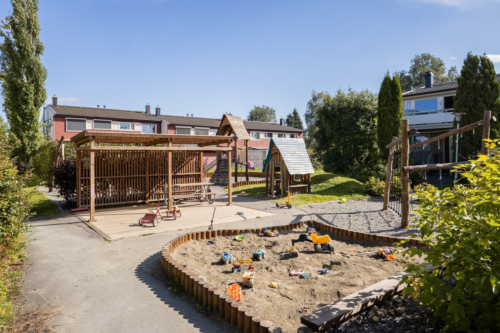 I tillegg til lekeplass like ved er det store sletter med plen- og grøntareal i feltet, og kort veg til både barnehager og barneskole. Galleribilde