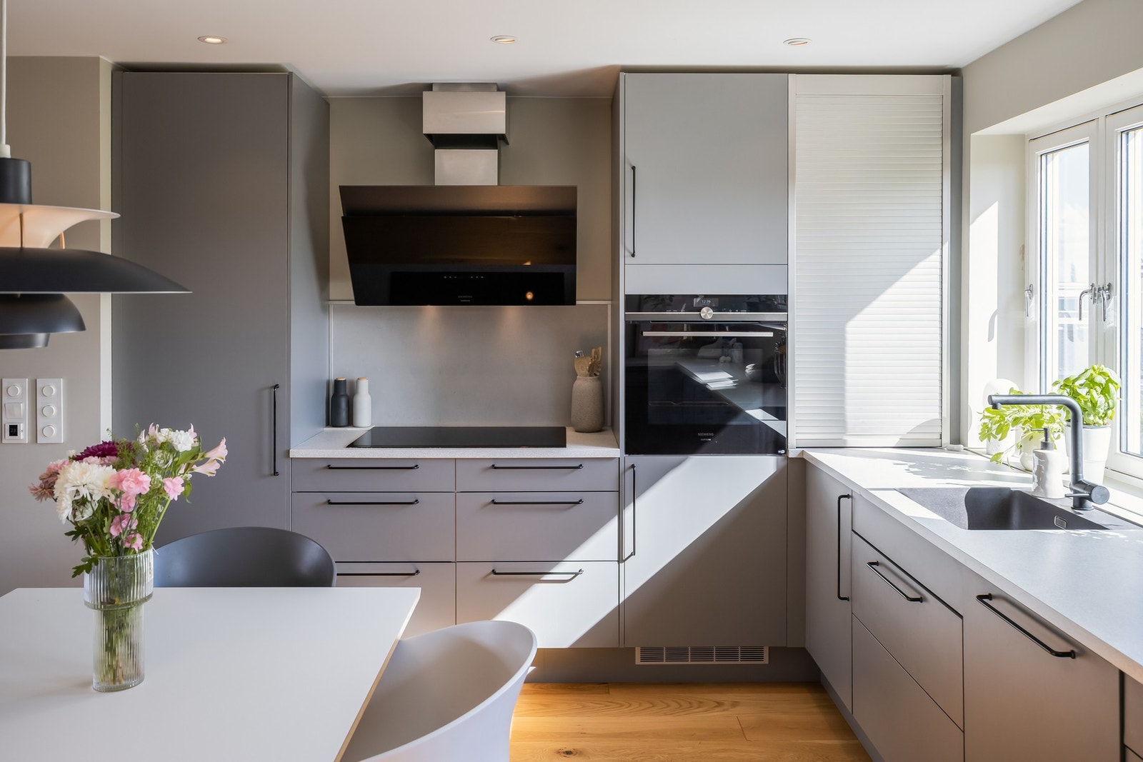Kjøkkenet har et minimalistisk design med rene linjer og praktiske løsninger, og integrerte komfyr, induksjonstopp, oppvaskmaskin, fryser og kjøleskap. Mekanisk avtrekk over induksjonstopp. Galleribilde