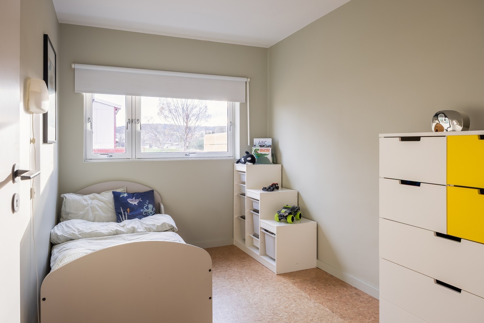 Soverommene nyter, så vel som øvrige deler av eiendommen, godt av den rolige plasseringa. Galleribilde