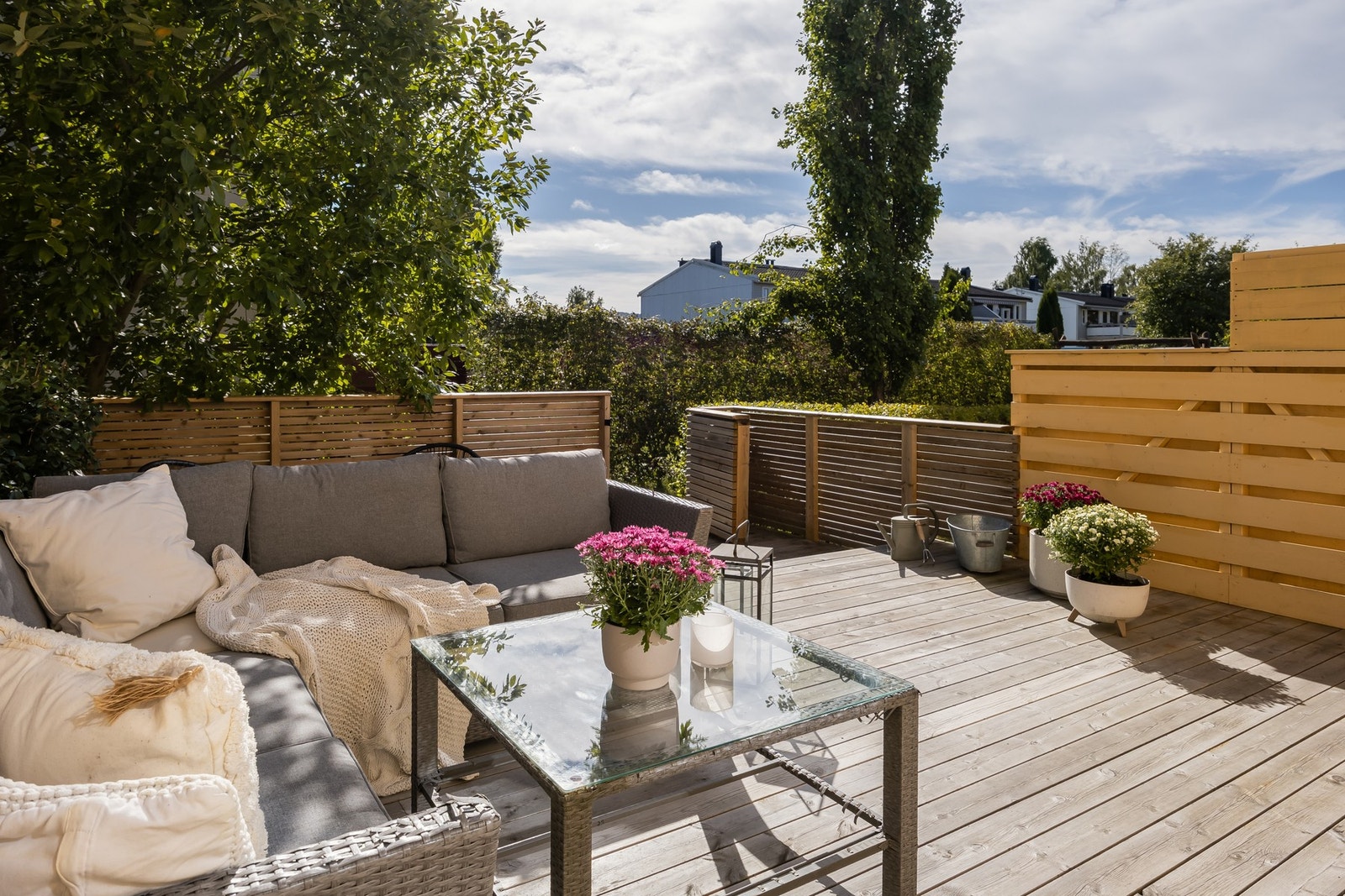 Godt med boltreplass og trygt og skjermet med gjerde rundt hele terrassen. Galleribilde