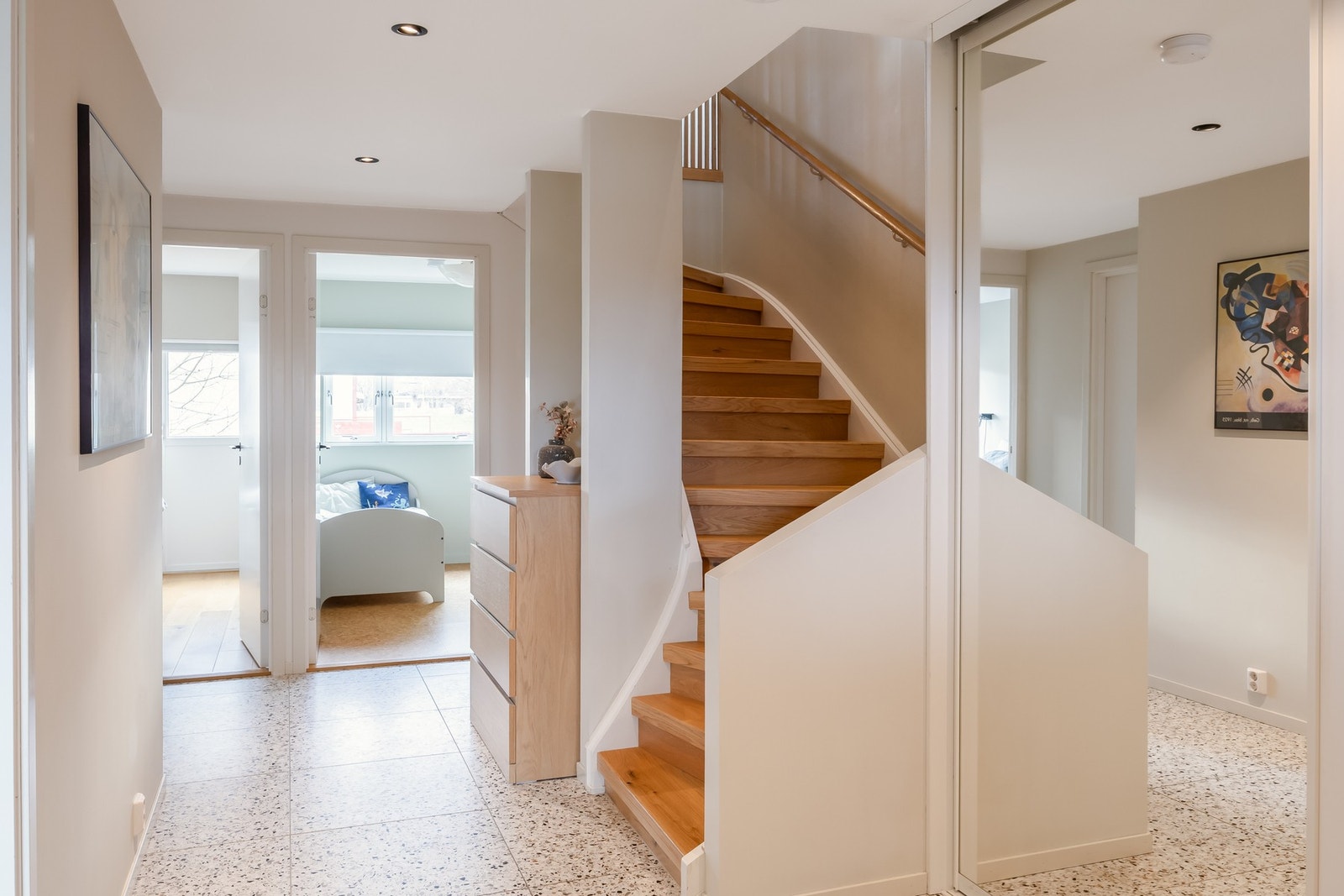 Praktisk og familievennlig planløsning med tre soverom i 1. etasje med bad sentrert og lett tilgjengelig i etasjen. Galleribilde