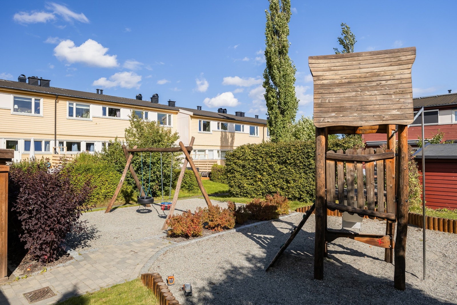 Gunstig med lekeplass innen ca. 30 m fra huset med ypperlige fasiliteter for barnefamilien. Galleribilde