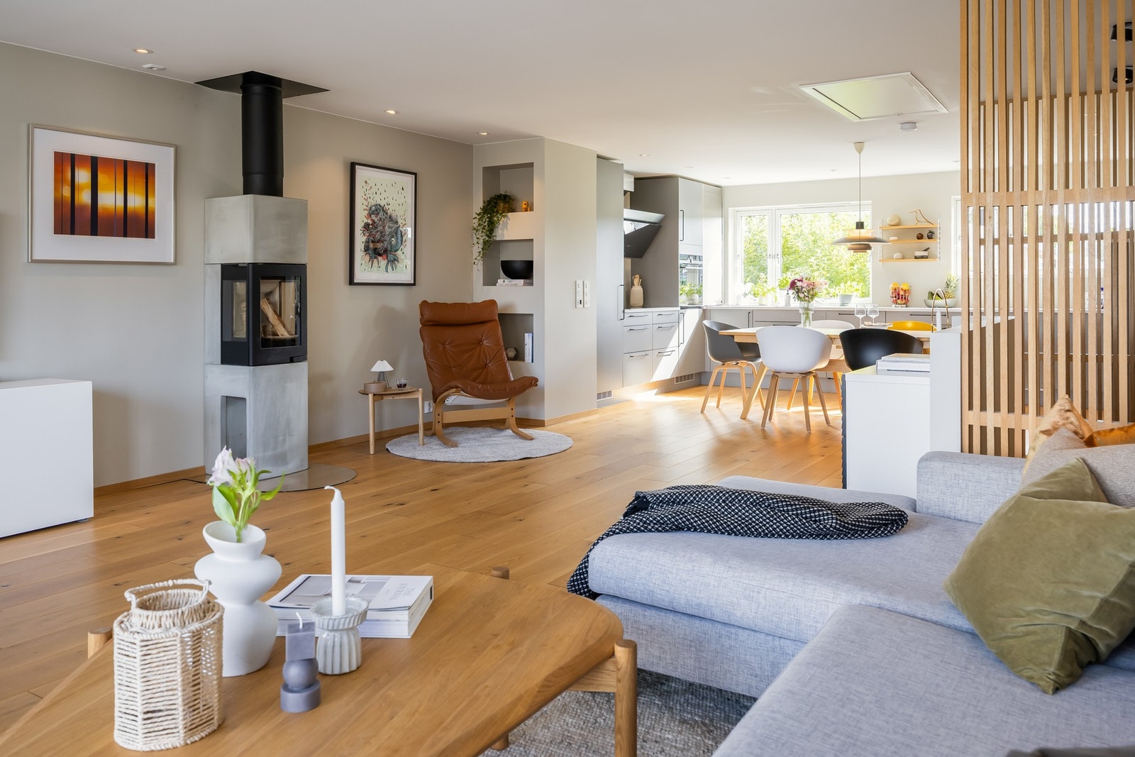 Flott belysning med downlights fra Nordesign. Kledelig peis i stua for stemningsfull oppvarming på kalde vinterdager. Tilgang på loftsluke med praktisk lagringsplass. Galleribilde