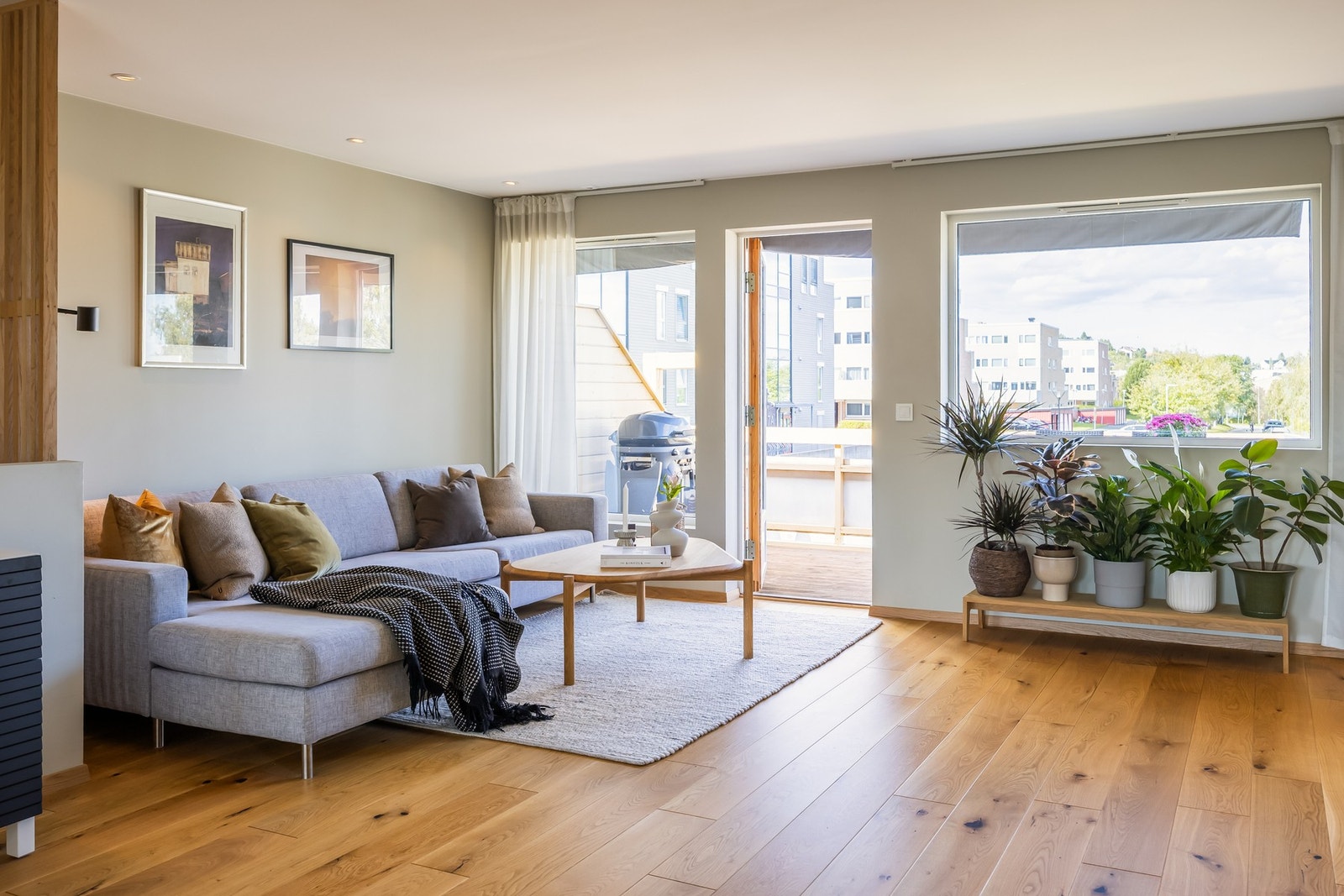 Lys og moderne stue med store vinduer og utgang til vestvendt balkong. Galleribilde