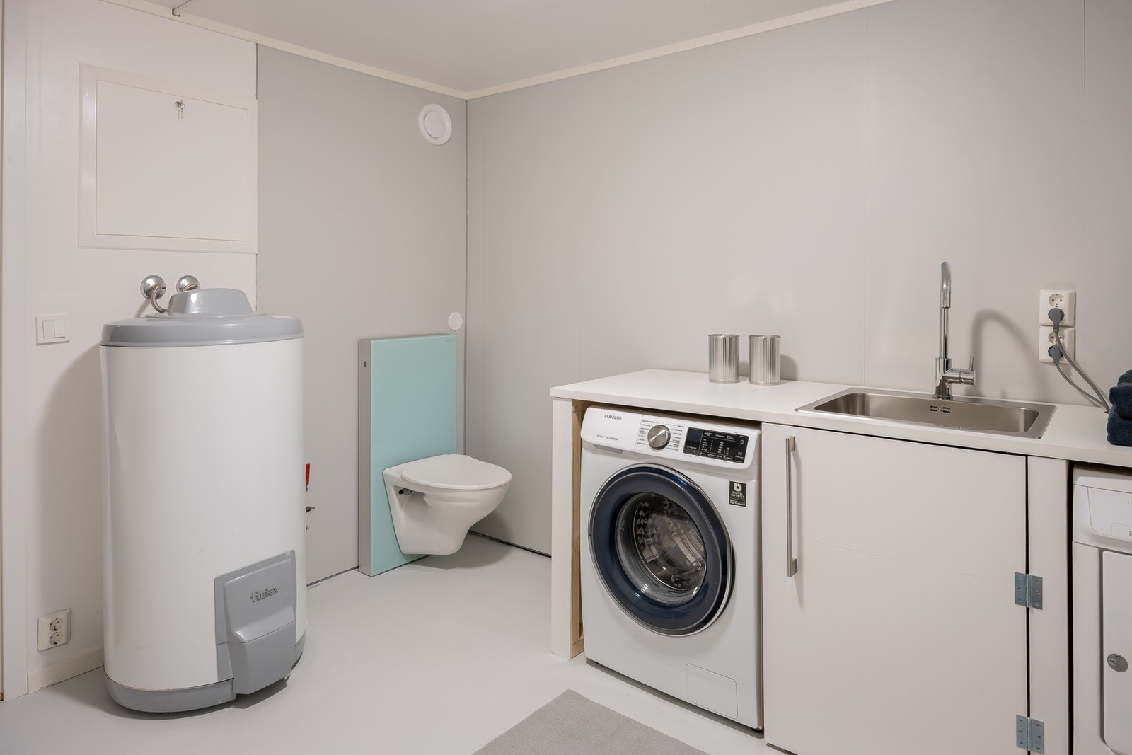 Flott og romslig vaskerom i kjelleretasjen med ekstra toalett. Galleribilde