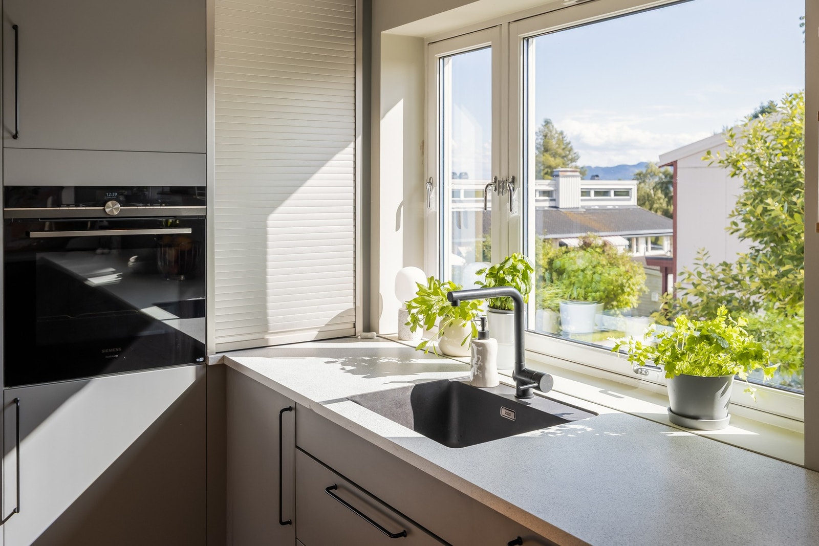 Svært behagelig atmosfære med rikelig lysinnslipp på morgen og formiddag, og utsyn mot lekeplass ca. 30 m fra huset. Galleribilde