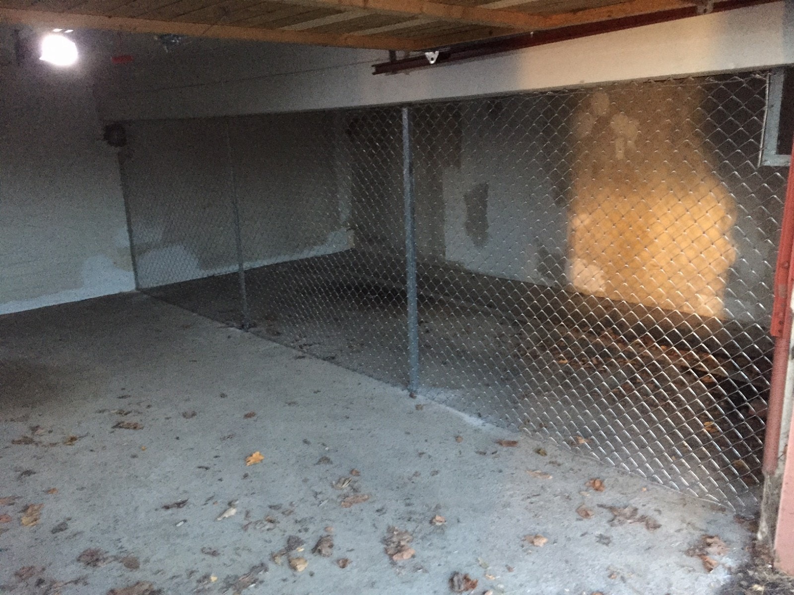 Plassene / lagerbodene har individuelle garasjeporter og er adskilt mot plassene ved siden av. Galleribilde