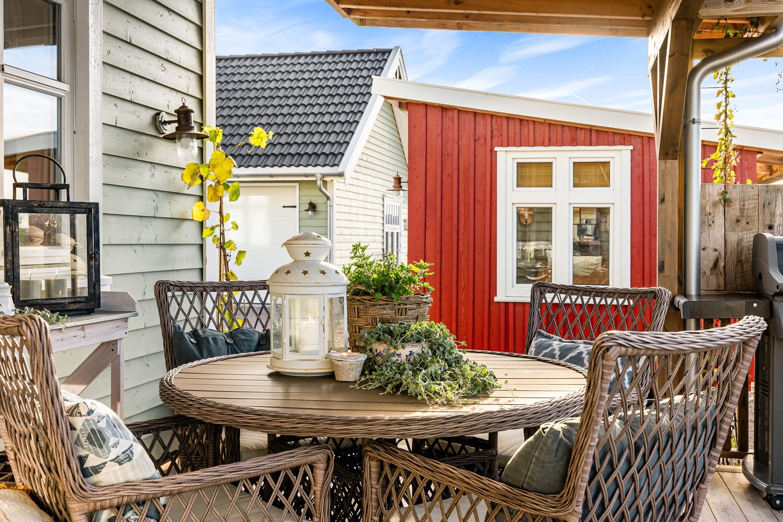 Koselig spiseplass på utsiden av kjøkken/spisestue. Galleribilde