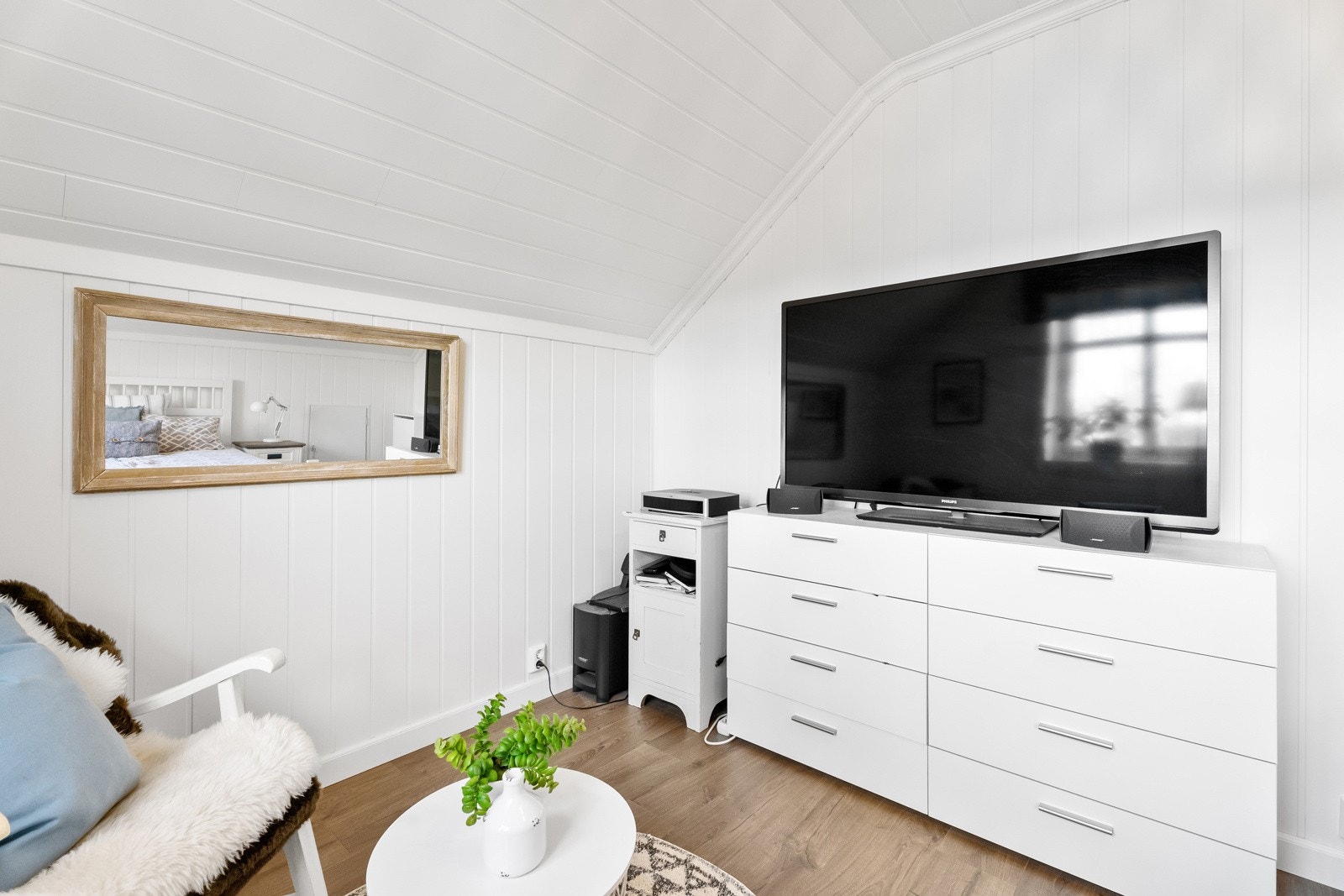 Soverom med god plass til TV og oppbevaring. Galleribilde