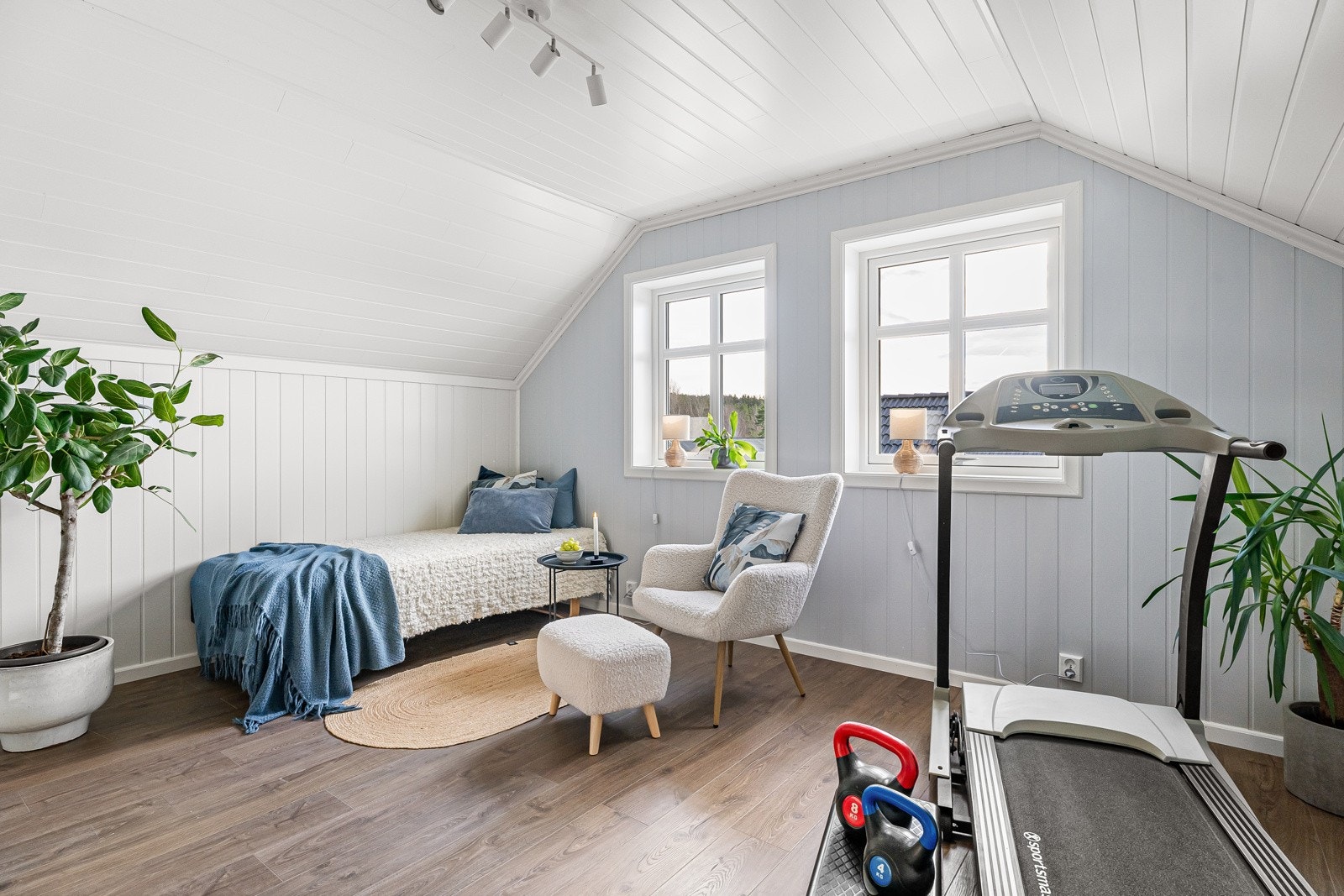 Romslig loftstue. Galleribilde