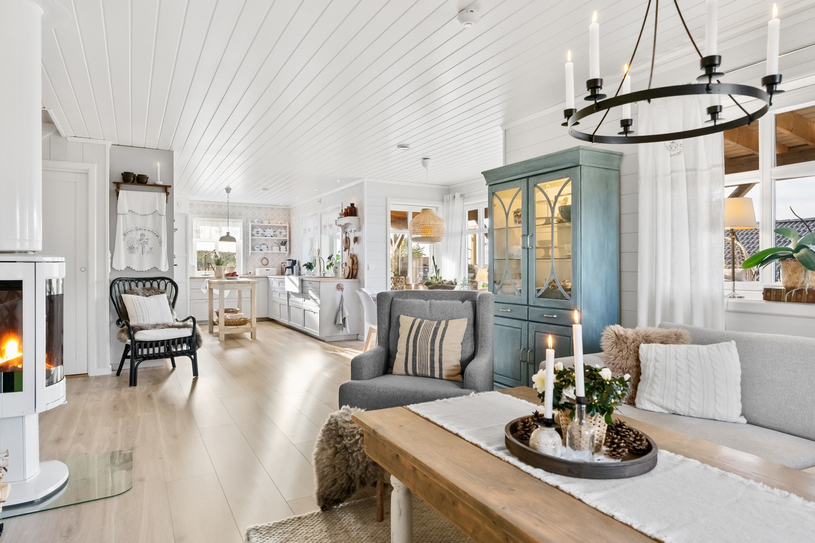 Stuen har også peis. Galleribilde