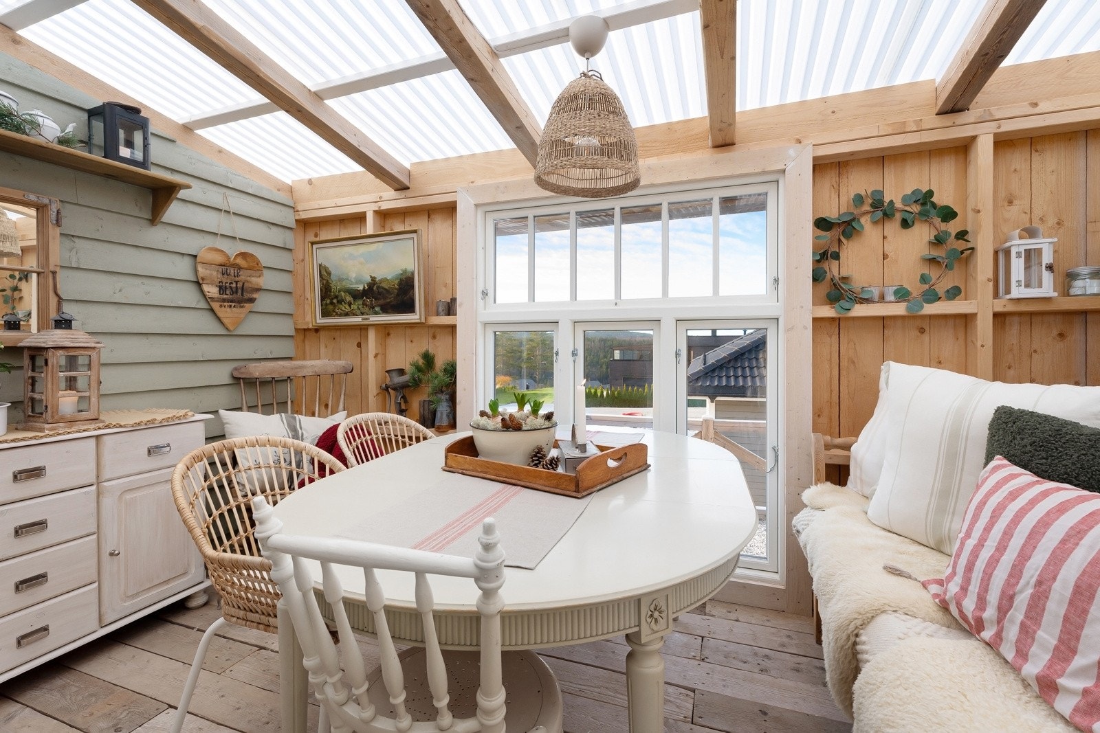 Et koselig sted å tilbringe både dagen og kvelden. Kan også brukes som drivhus. Galleribilde