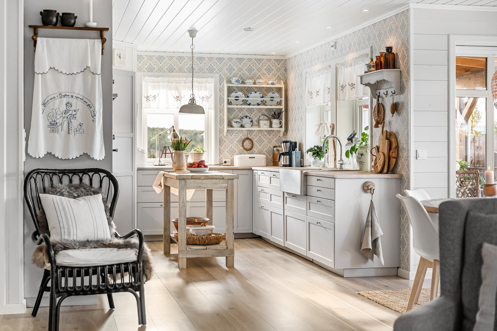 Utsikt til kjøkkenet fra stuen. Galleribilde