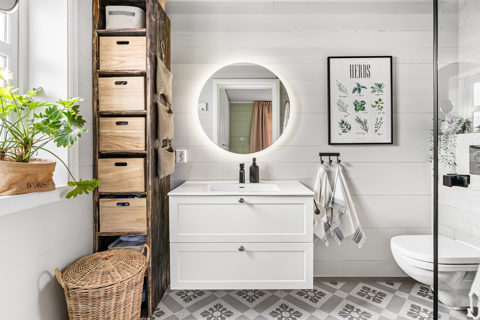 Tak og hylle på badet har en rustikk stil. Galleribilde