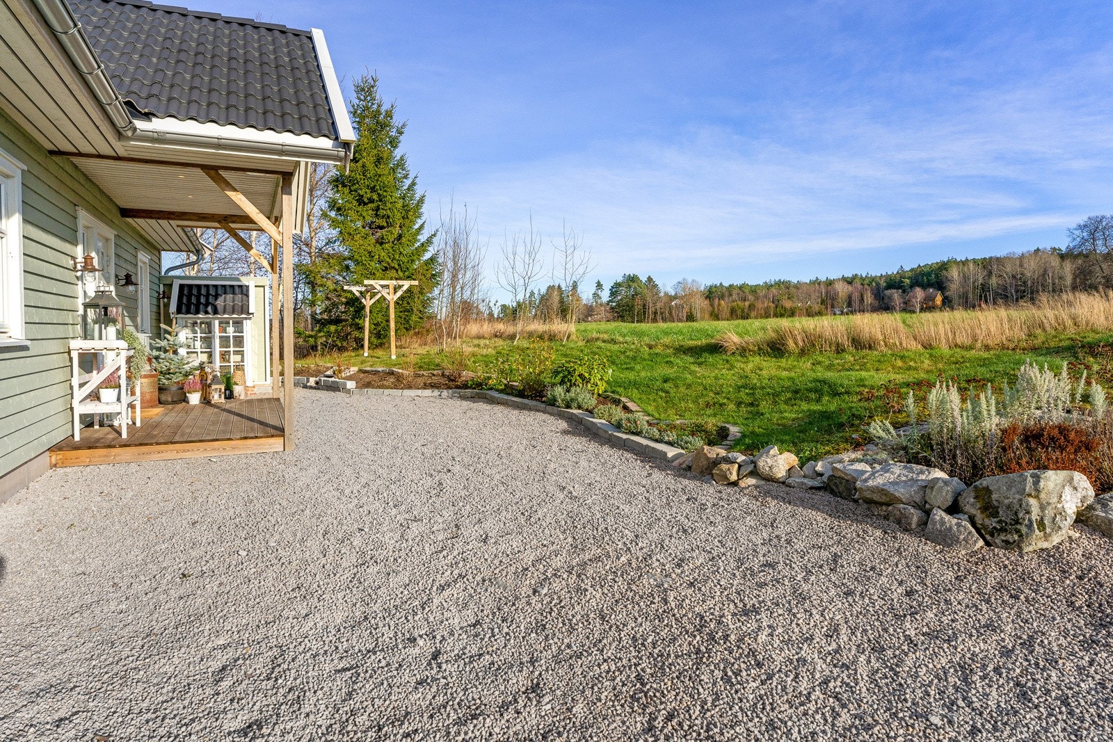 Inngangen ligger rett ved jordekanten i naturskjønne områder. Galleribilde