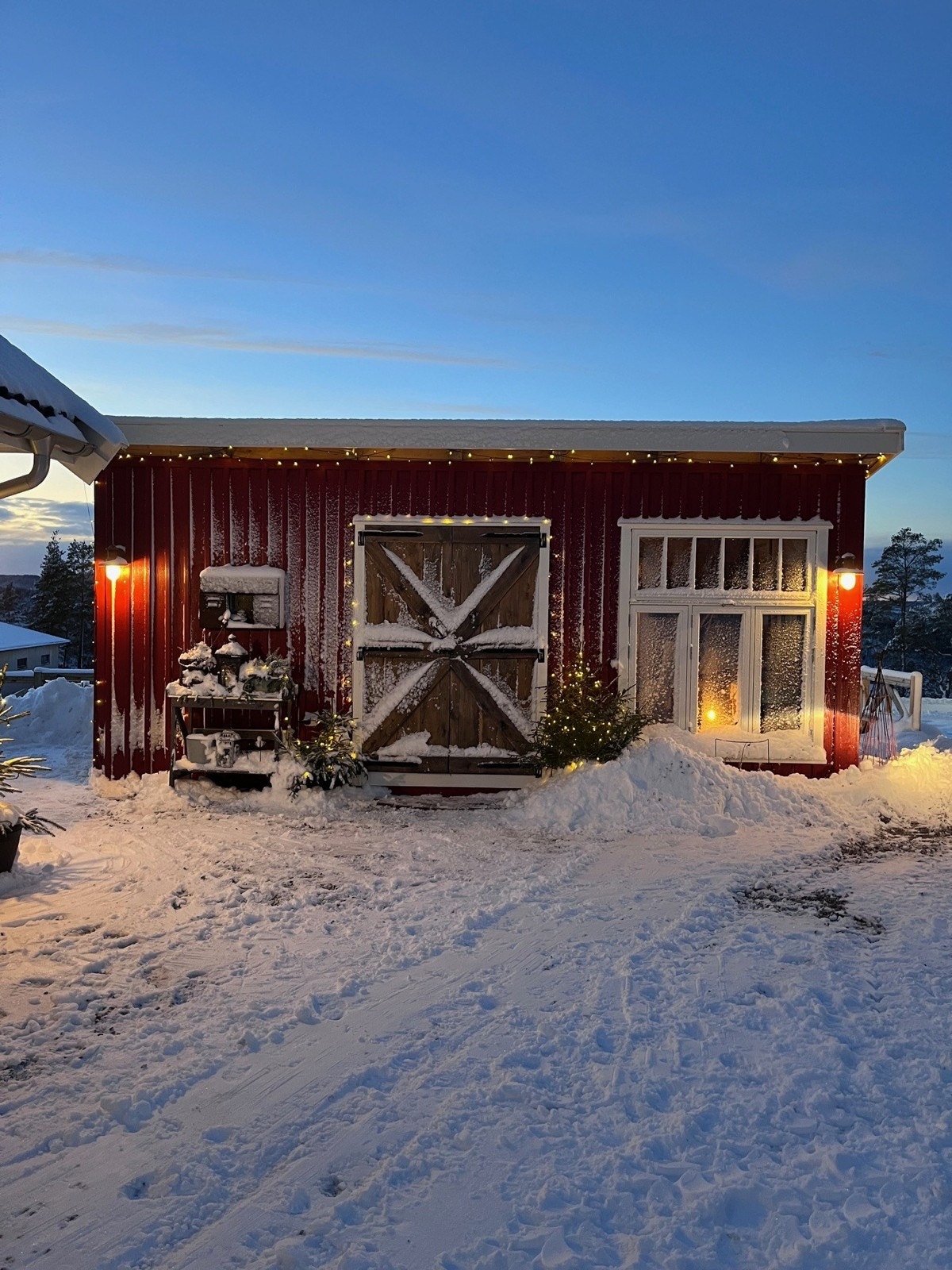 Hagestua i vinterskrud. Private bilder. Galleribilde