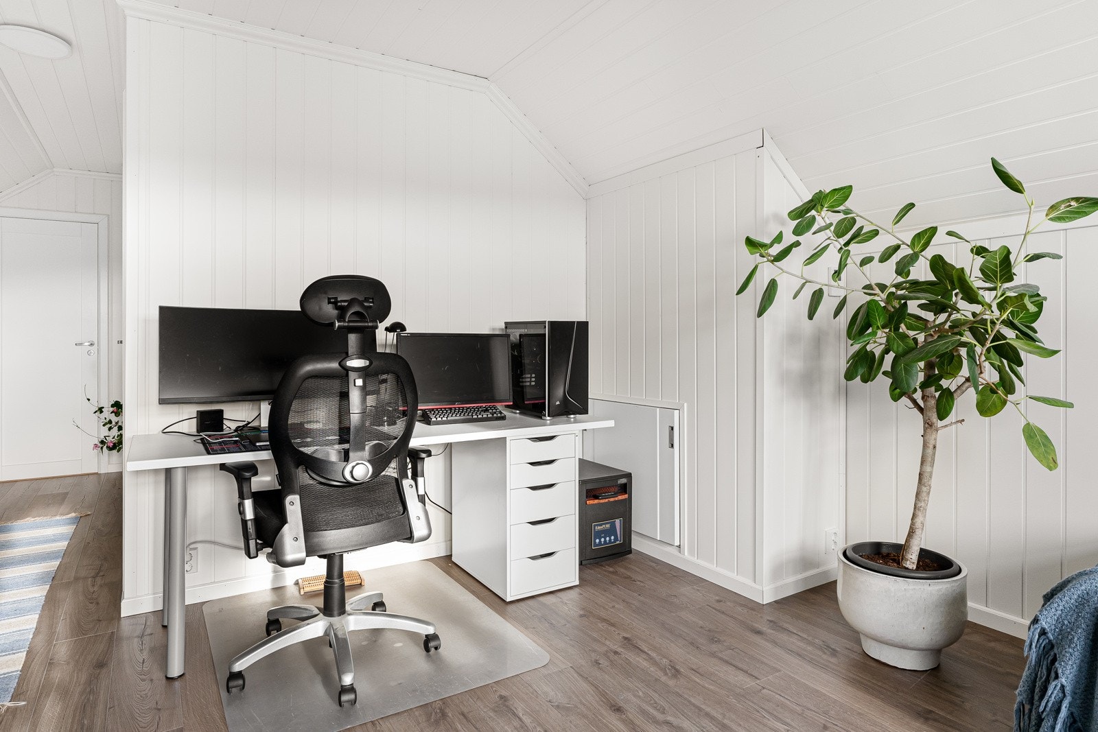 Loftstue med plass til hjemmekontor. Det er lagt rør i veggen, så det er mulighet til å lage bad/toalett i 2. etg. Galleribilde