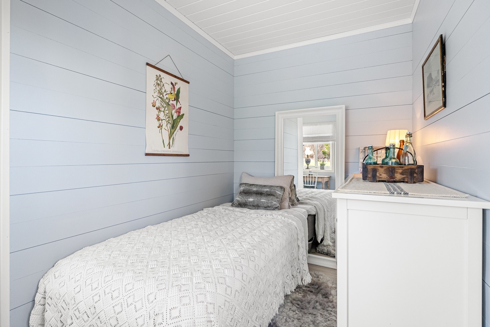 Soverommet er et kombinert rom, med plass til både seng, kontorplass og garderober. Galleribilde