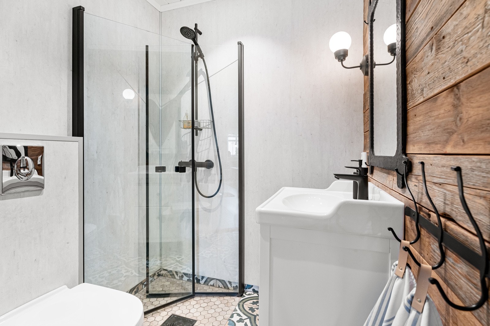 Gjestebad med endevegg fra en nedrevet låve. Galleribilde