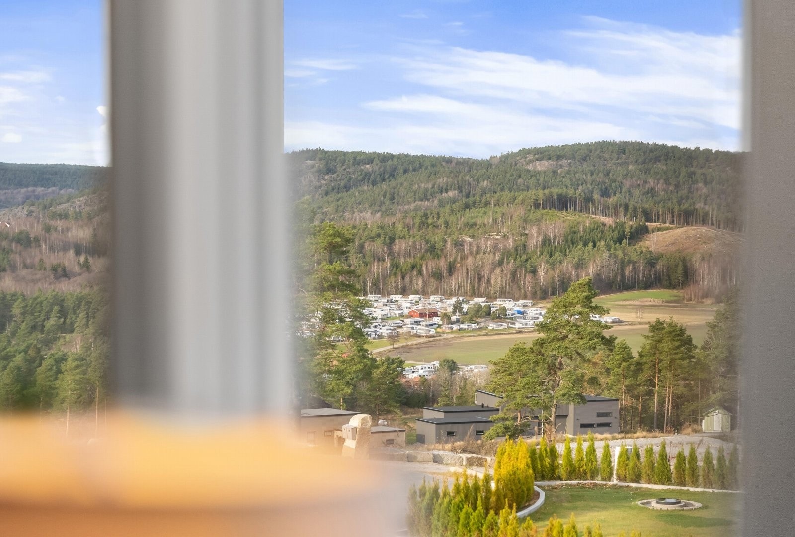 Utsikt fra soverom i 2. etg. ned til Laholmen camping. Galleribilde