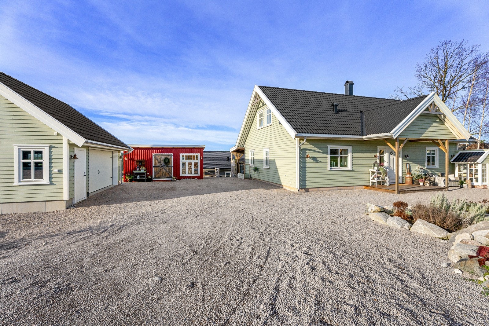 Stor gruset gårdsplass, med plass til mange biler. Galleribilde