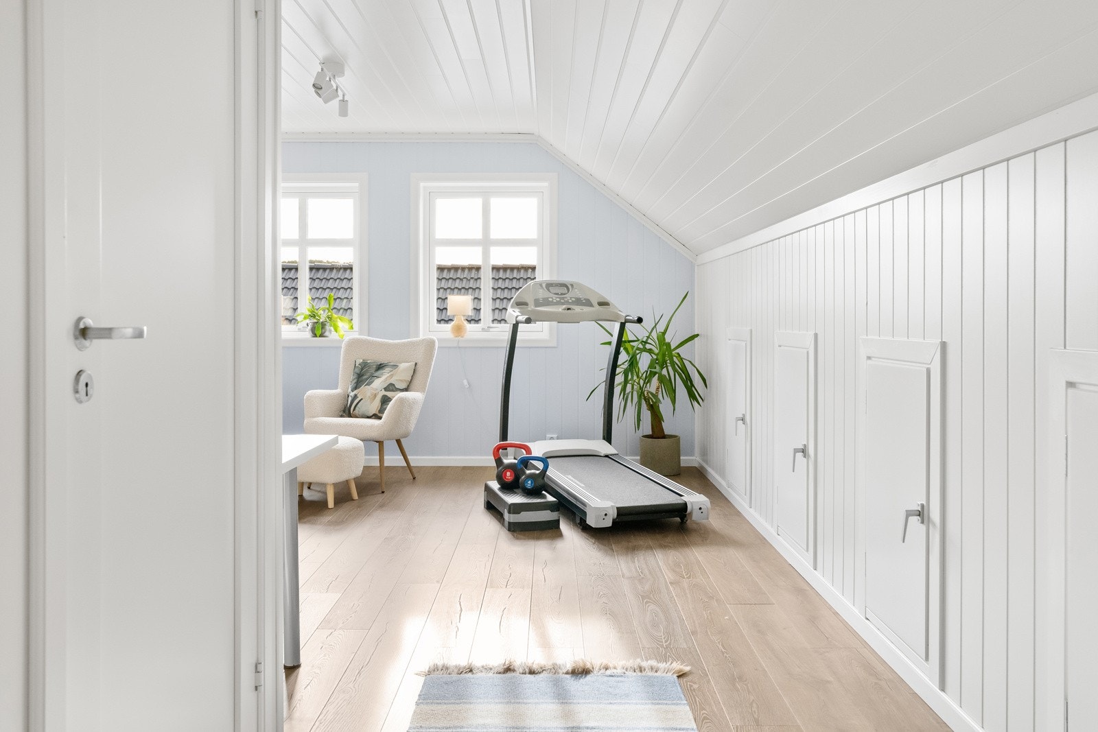 2. etg. har 7 loftsluker, med gulv, som gir god lagring. Galleribilde