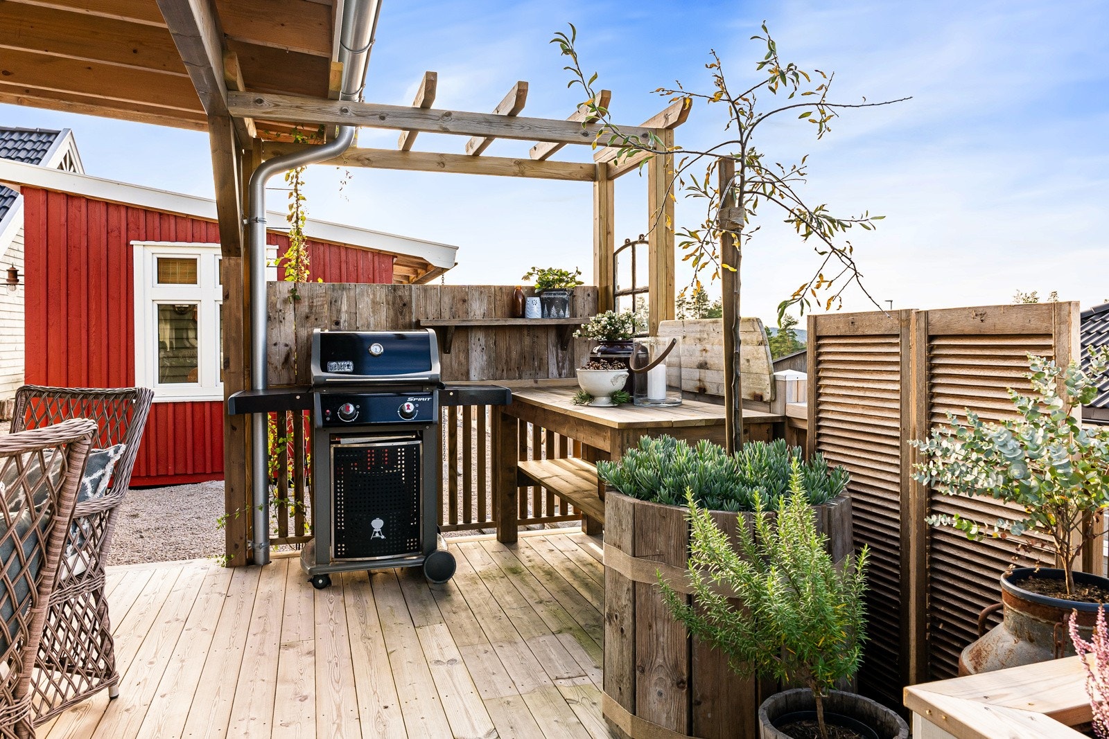 Terrassen har en nybygd pergola. Galleribilde