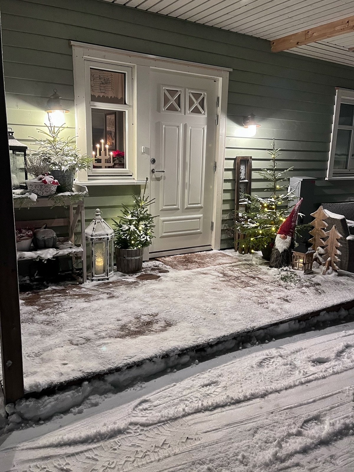 Koselig pyntet inngangsparti til jul. Private bilder. Galleribilde