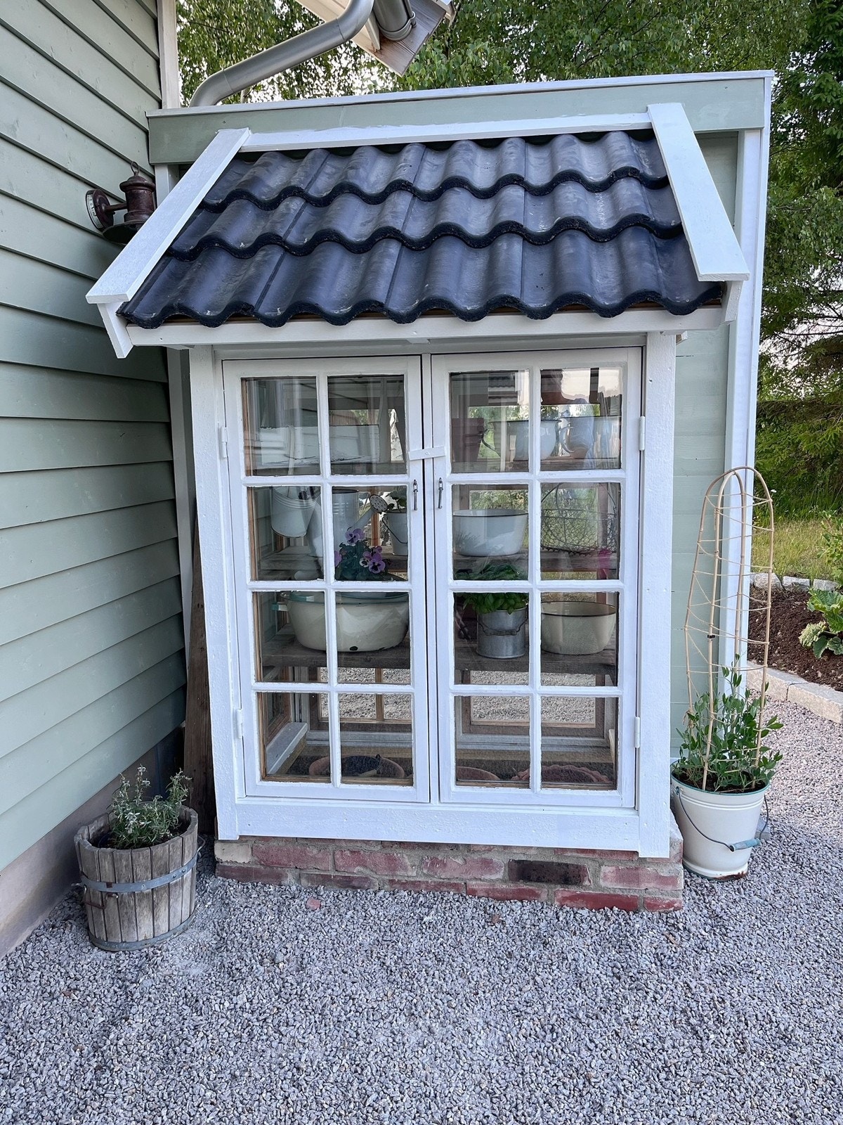 Levegg med et lite drivhus, bygd av gamle vinduer. Private bilder. Galleribilde