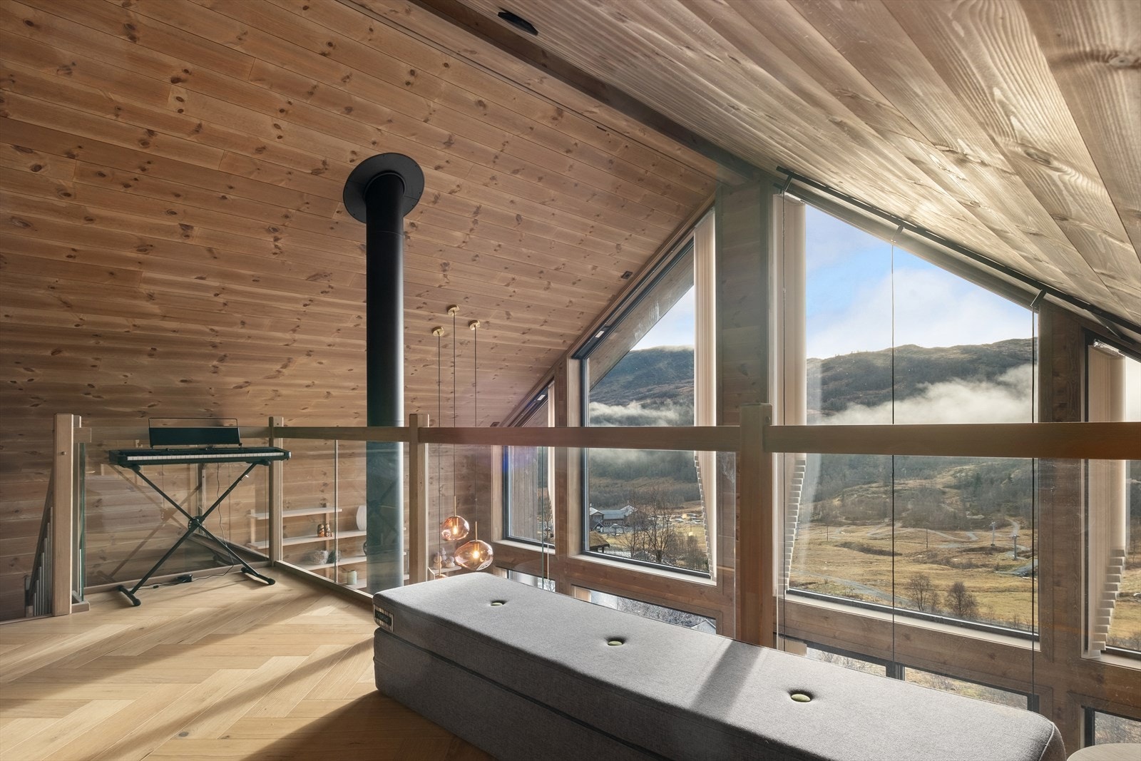 Her har ein også fri utsikt ned mot stove/kjøkken. Galleribilde