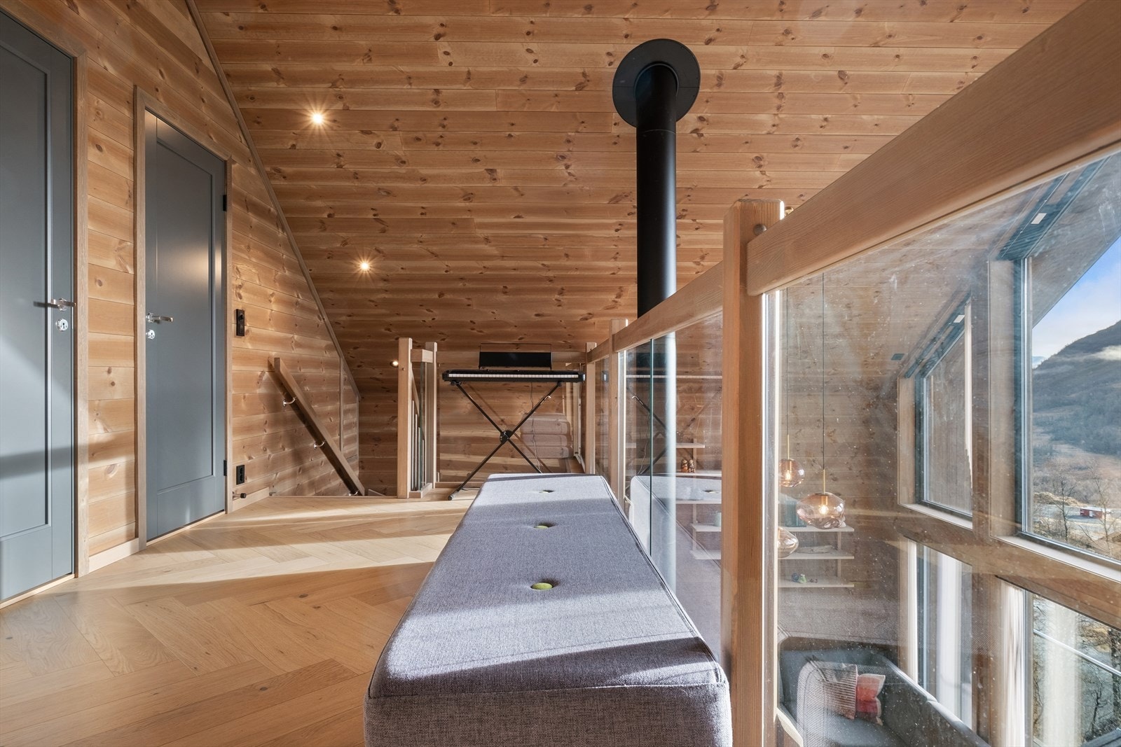 Hems har plass til innreiing av ei lita sittegruppe og rekkverk av glas. Galleribilde