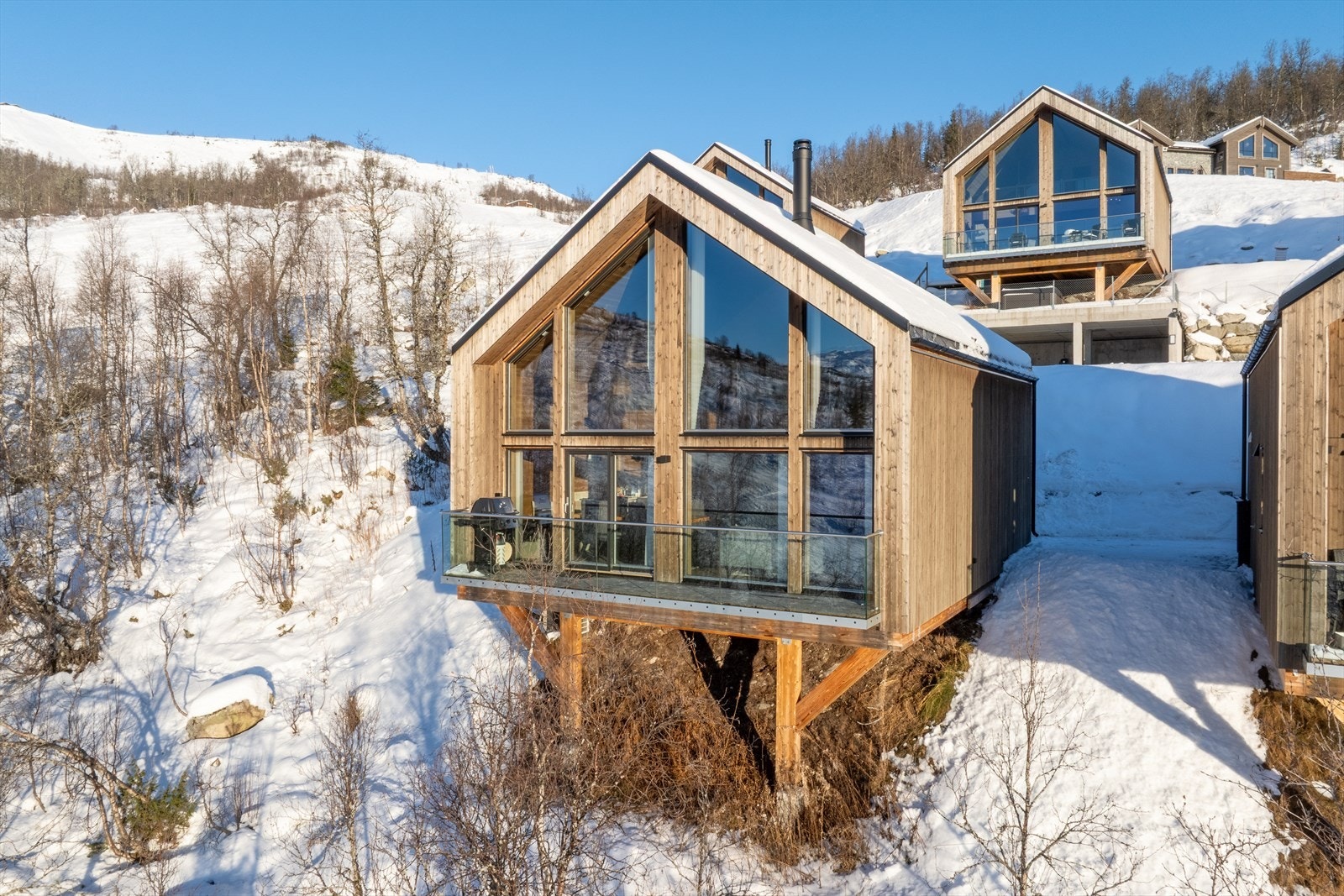 Fritidshytte i enden av blindveg med gjenomgåande svært høg standard med ei rekkje flotte og unike detaljar. Galleribilde