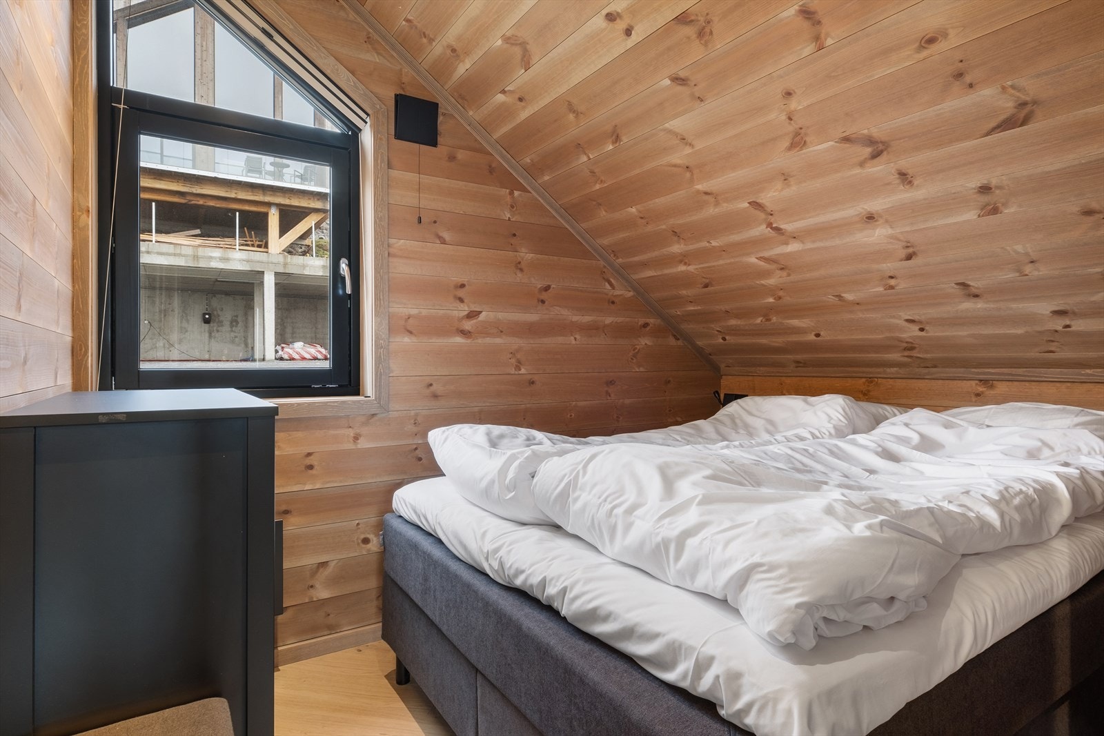 Begge soverom på loft har skrå himling. Galleribilde