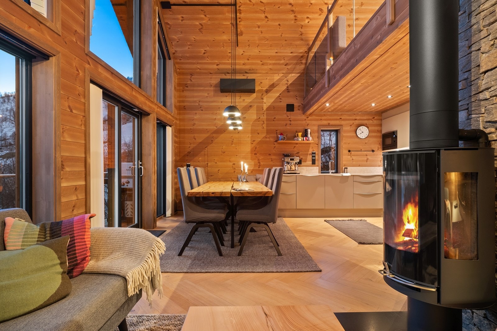 Som ekstra oppvarmingskjelder er det oppgradet vedomn til Aduro 9-3 Lux, varmepumpe frå 2024 og oppgradert med elektrisk golvvarme i stove/kjøkken i tillegg til varme i golva på bad og i entre. Galleribilde