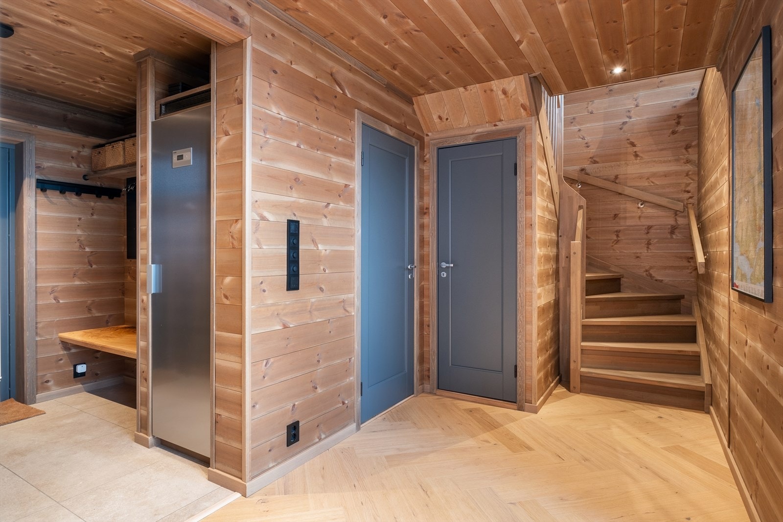 I bod under trappa er varmtvasstanken plassert. Boda har golvbelegg med oppbrett på vegg og golvsluk. Galleribilde