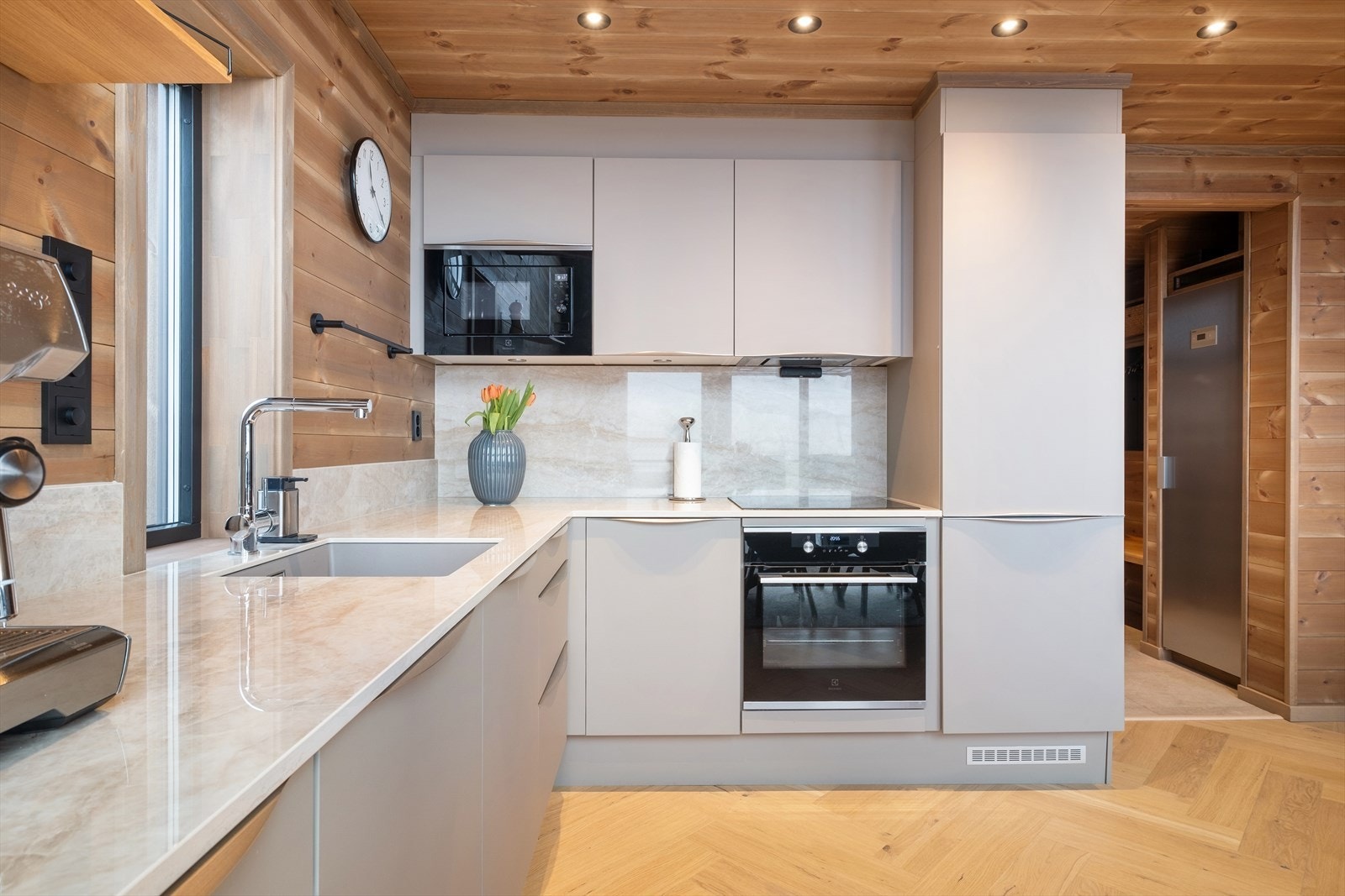 Kvitevarer er innebygd og består av mikrobølgeovn, steikeomn, platetopp, oppvaskmaskin og kombinert frys- og kjøleskåp. Galleribilde