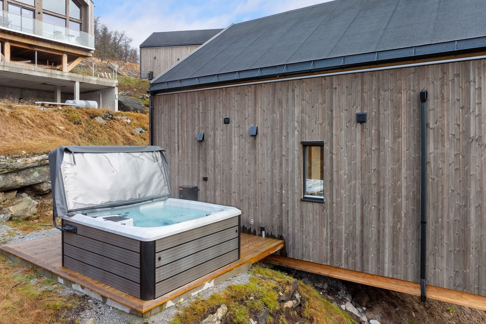 På vestsida av hytta er det terrasse med jacuzzi. Denne også appstyrt Galleribilde