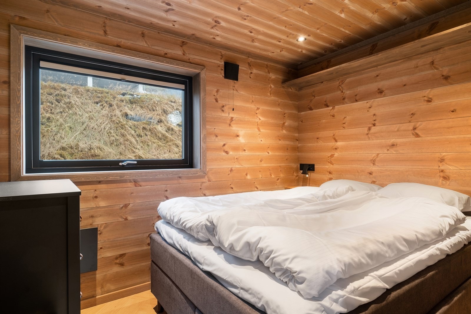 Lunt og fint soverom med plass til dobbeltseng og ynskja garderobeløysing. Galleribilde