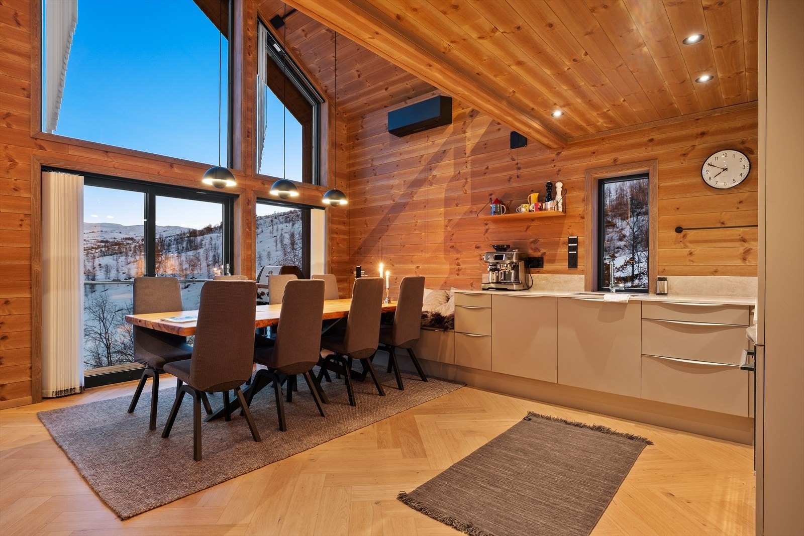 Kjøkkenet har praktisk utforming og god utnytting av arealet med tanke på skåp- og benkeplass. Galleribilde