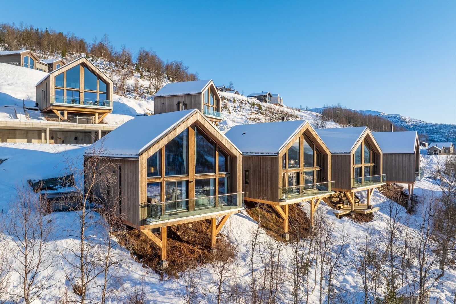 Hytta er oppført i 2023 og er på 2 etasjar med god planløysing og praktiske løysningar. Galleribilde