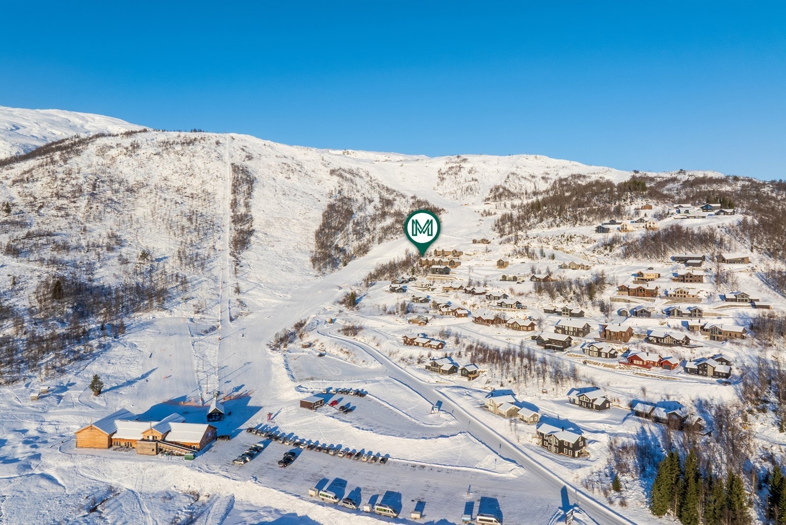 Hytta har praktisk og attraktiv beliggenheit i det nyetablerte hyttefelt i Hodlekve like aust for hovudnedfarten i Rindabotn. Her er det lett å komme seg til og frå skibakken Galleribilde