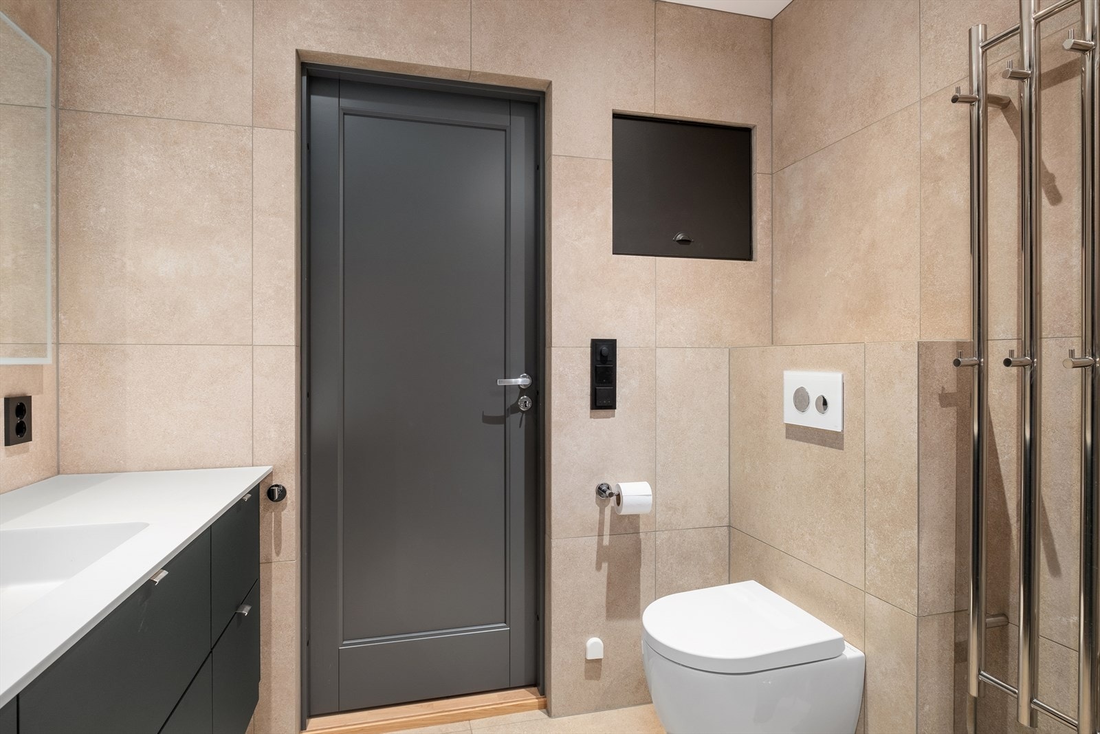 Det er oppgradert til flisar frå baderomsplater på veggar og overflatebehandla trepanel i innvendig tak. Flisar på støypt golv på grunnen med elektriske varmekablar. Galleribilde