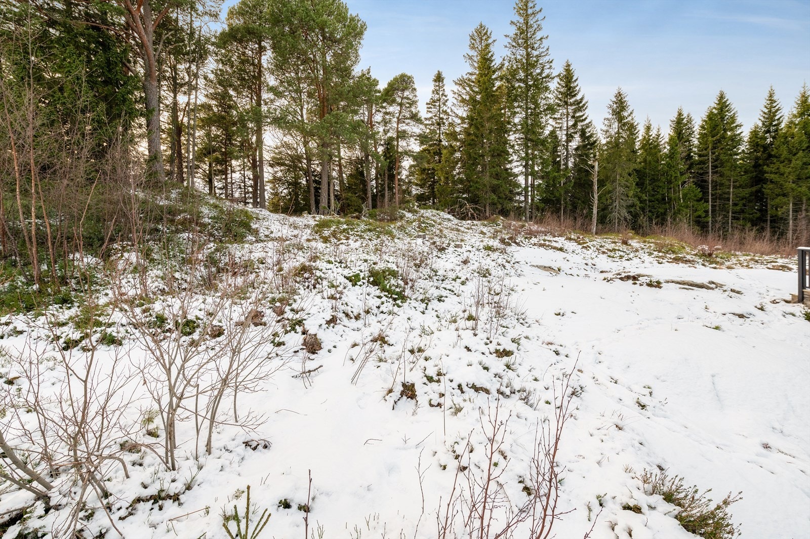 Flere lekeplasser, ballbinger, sti- og veinett og fellesarealer finnes i området, samt at man har overkommelig avstand til barnehage og skole Galleribilde