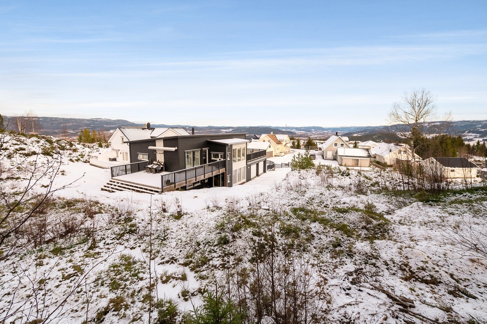 I området tillates det oppført bygninger med en boenhet ev med bileilighet/hybel samt garasje. BYA inntil 30 % Galleribilde