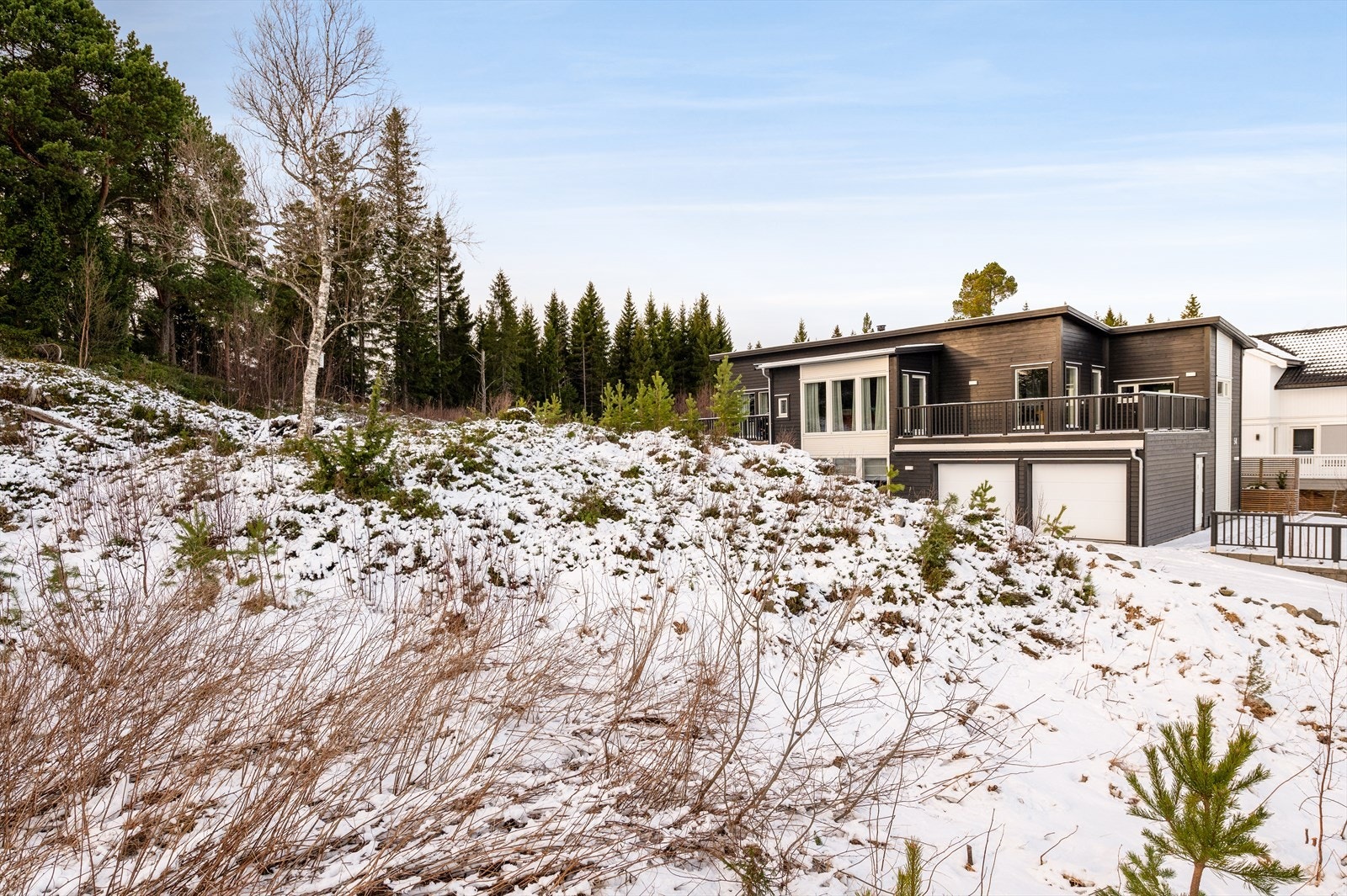 Plan- og reguleringsbestemmelser for området legger til grunn de retningslinjer som gjelder med tanke på hva som kan oppføres i området. Se punkt "Reguleringsbestemmelser" samt vedlegg i salgsoppgaven for grundigere utredelse. Galleribilde