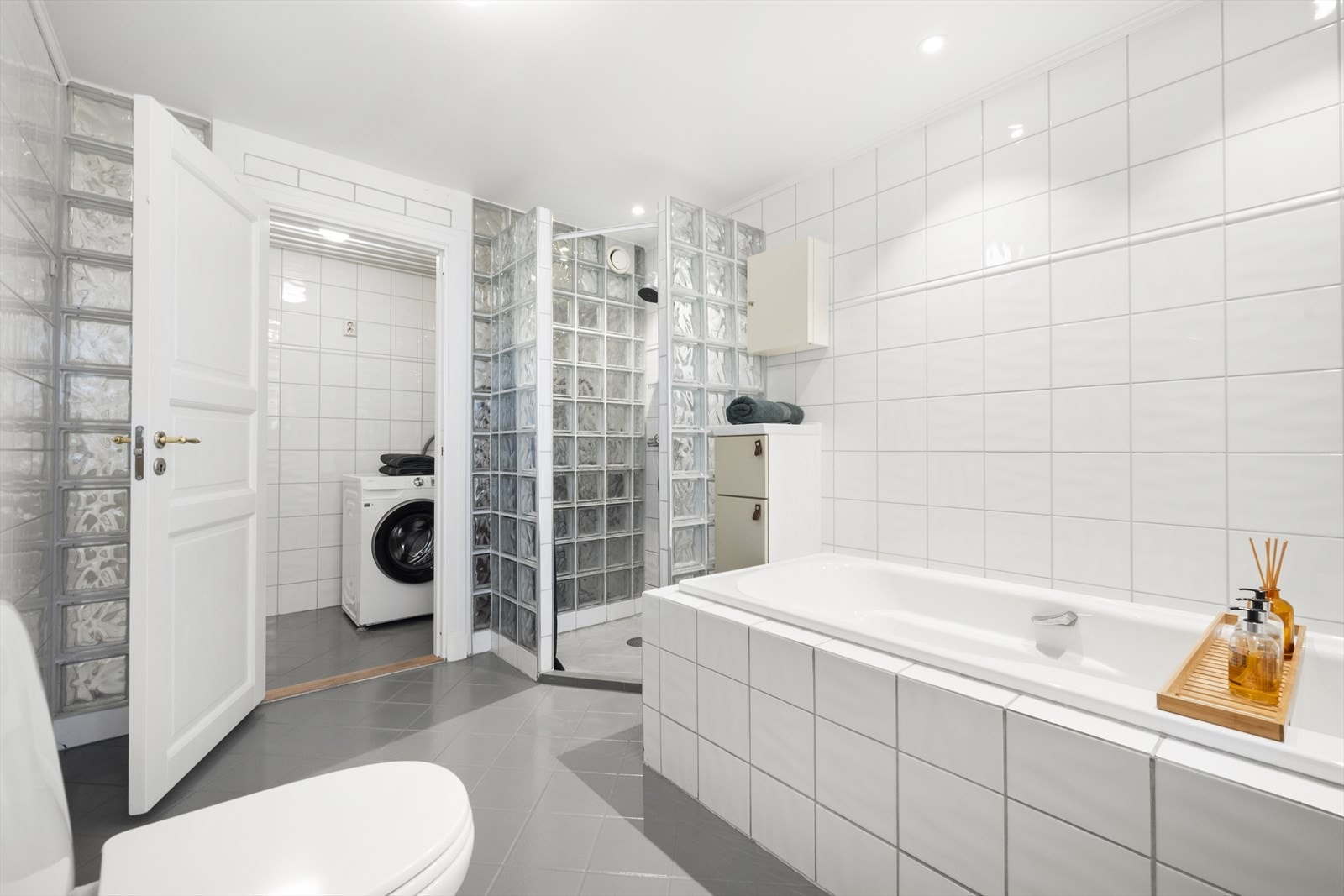 Rommet har også opplegg for vaskemaskin, noe som gjør det enkelt å håndtere klesvasken. Naturlig ventilering bidrar til et sunt og friskt inneklima. Galleribilde