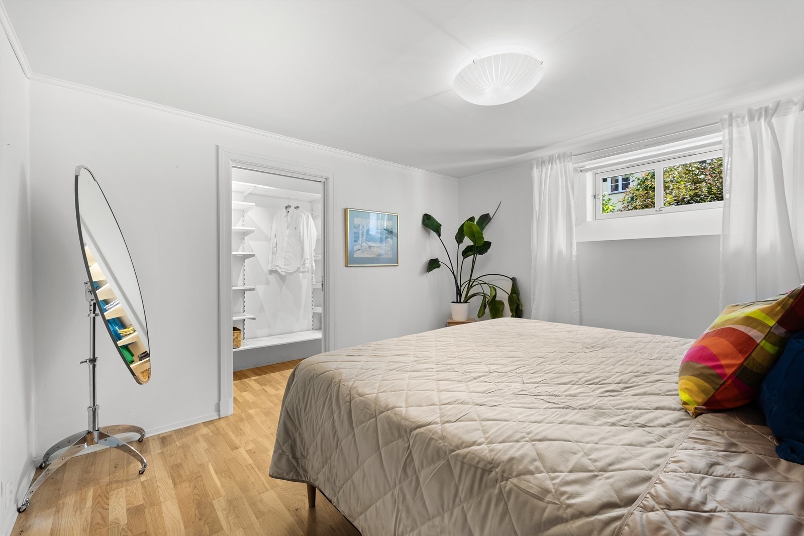 Rommet har dog en generøs størrelse og gir god plass til dobbeltseng, nattbord og øvrig møblering etter ønske. Galleribilde