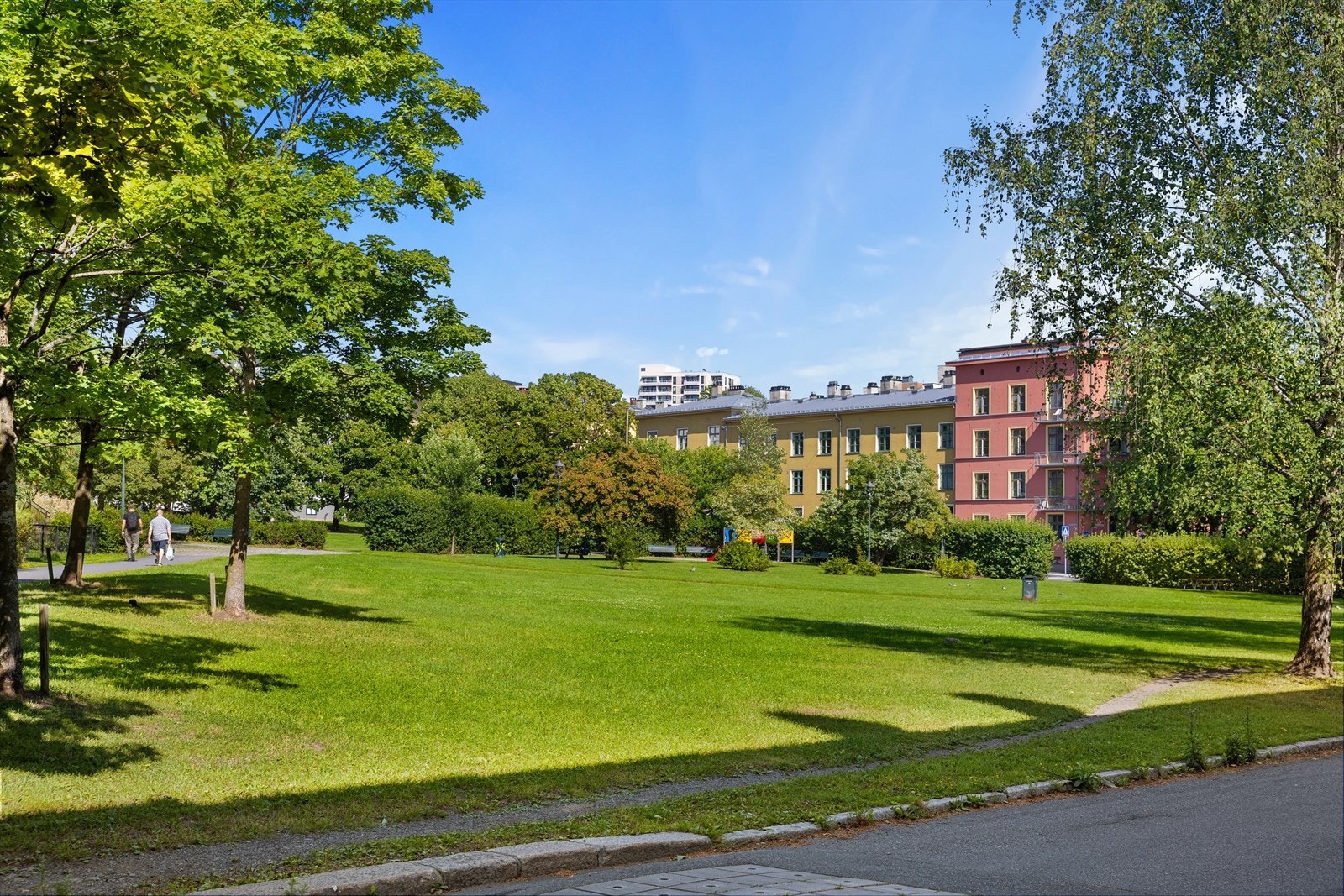 Området er veletablert og populært, med flere barnehager og skoler i nærområdet, og parker og naturområder som gjør det enkelt å trives i hverdagen. Galleribilde