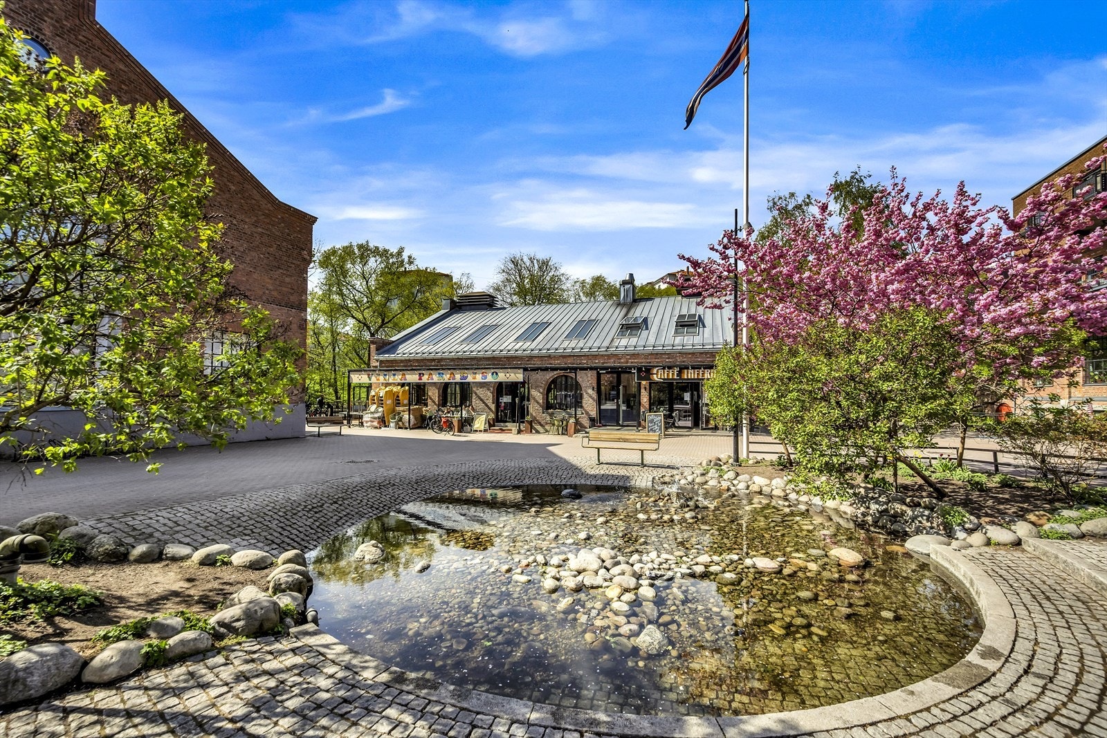 Kun 8-10 minutters gange unna finner man Villa Paradiso på Lilleborg som serverer nydelig mat, og etter det kan man ta turen videre langs flotte Akerselva som renner rett bak. Galleribilde