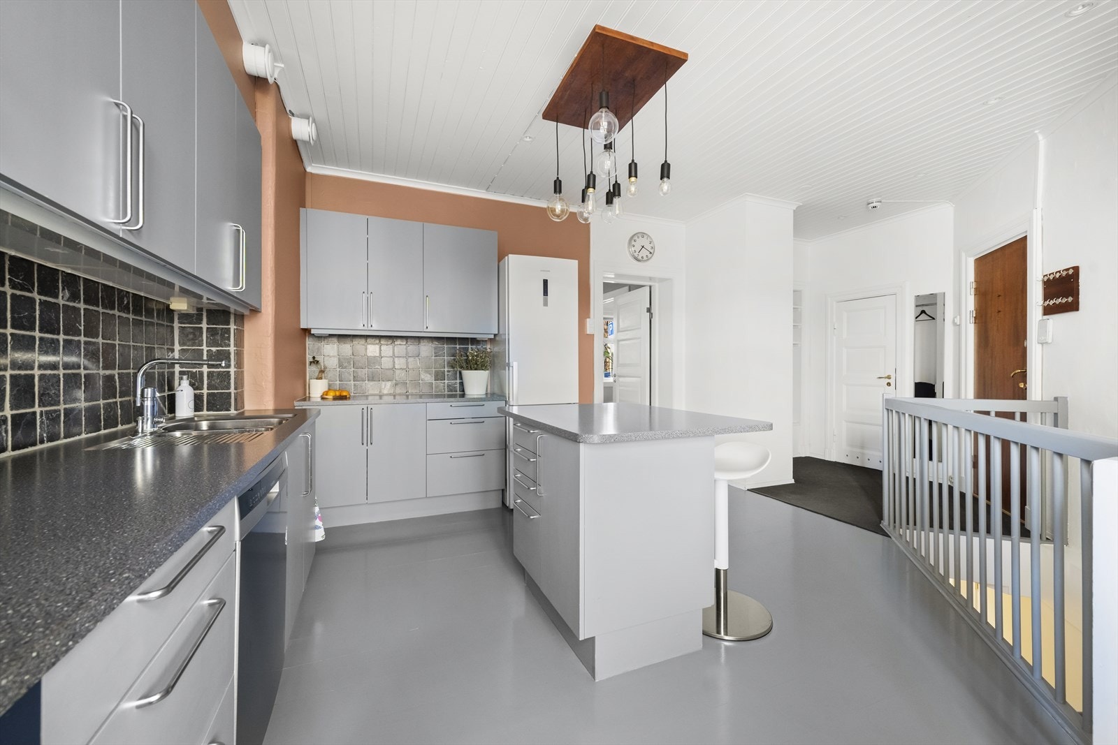 Pent vedlikeholdt HTH-kjøkken med glatte, malte fronter og tidløst design. Her er det også takhøye overskap, integrert stekeovn og platetopp gir god utnyttelse av plassen, mens kullfilterventilatoren holder luften ren over kokeplassen. Galleribilde